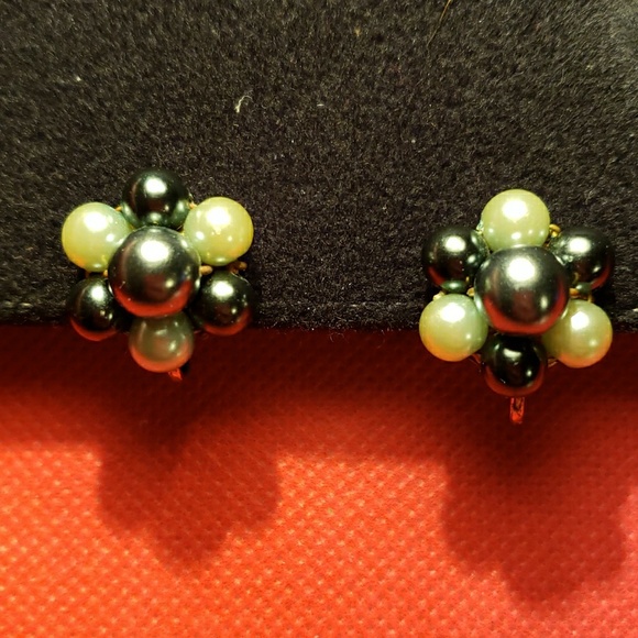 Vintage faux black and white pearl screw earrings - Picture 2 of 3